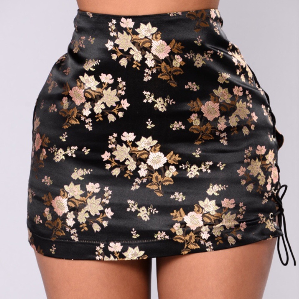Satin print black skirt